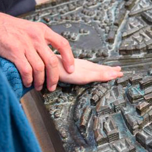 Main aidant à sentir la maquette de la ville de Lyon
