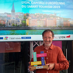 Patrick Mathon avec le trophée Smart Tourisme