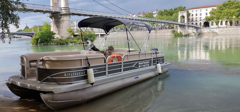 Bateau prêt pour une visite de Lyon