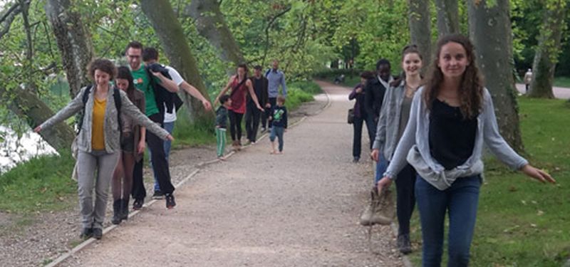 groupe de personnes en balade urbaine